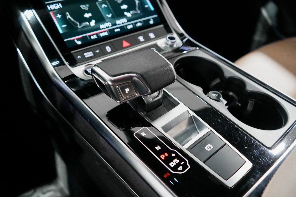Used 2023 Audi Q8 Premium image 17