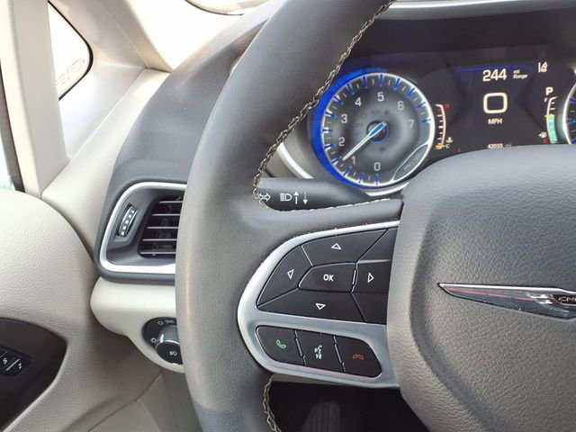 Used 2024 Chrysler Pacifica Touring-L FWD image 11