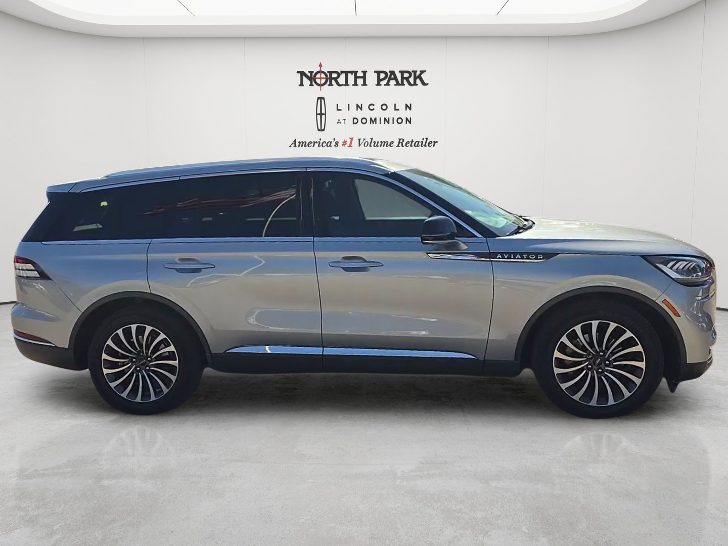 Used 2023 Lincoln Aviator Reserve w/ Elements Package Plus RWD image 6