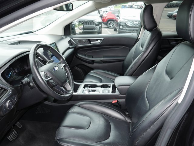 Used 2022 Ford Edge Titanium image 2