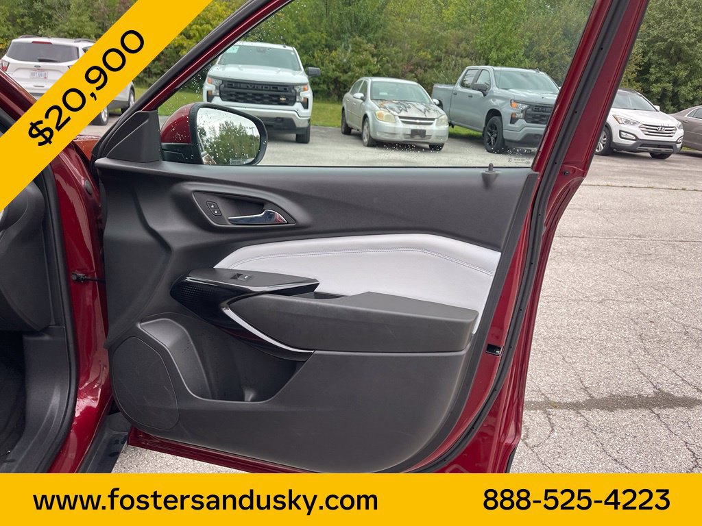 Used 2024 Chevrolet Trax LT w/ Sunroof Package FWD image 20