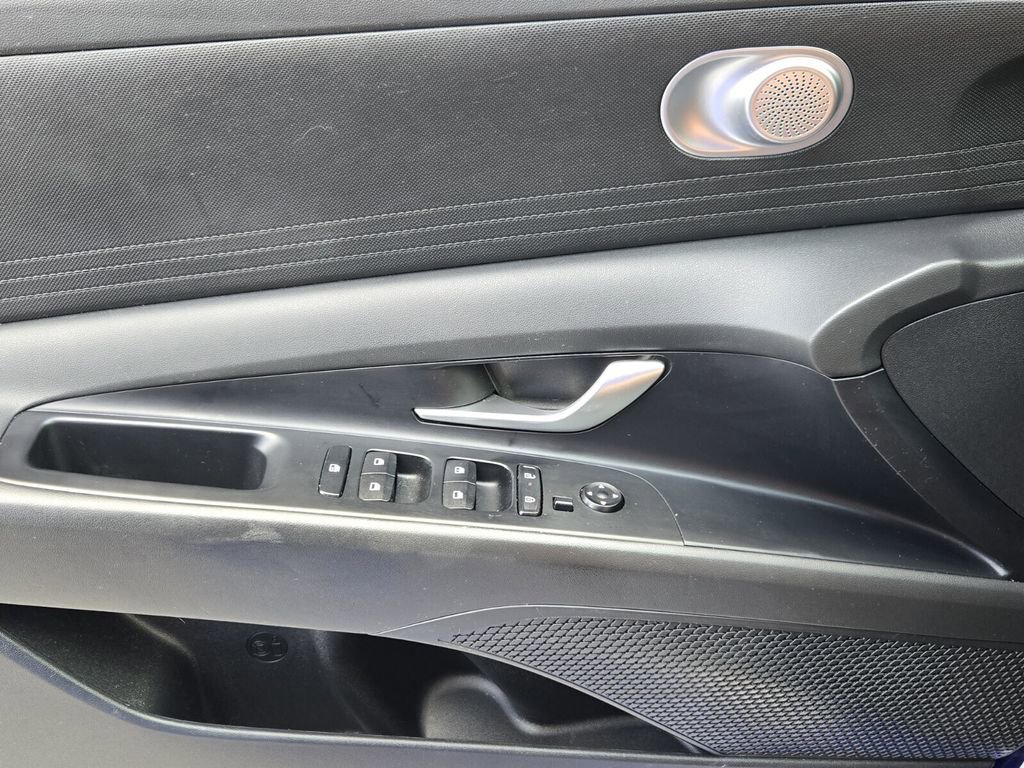 Certified 2025 Hyundai Elantra SE FWD image 28