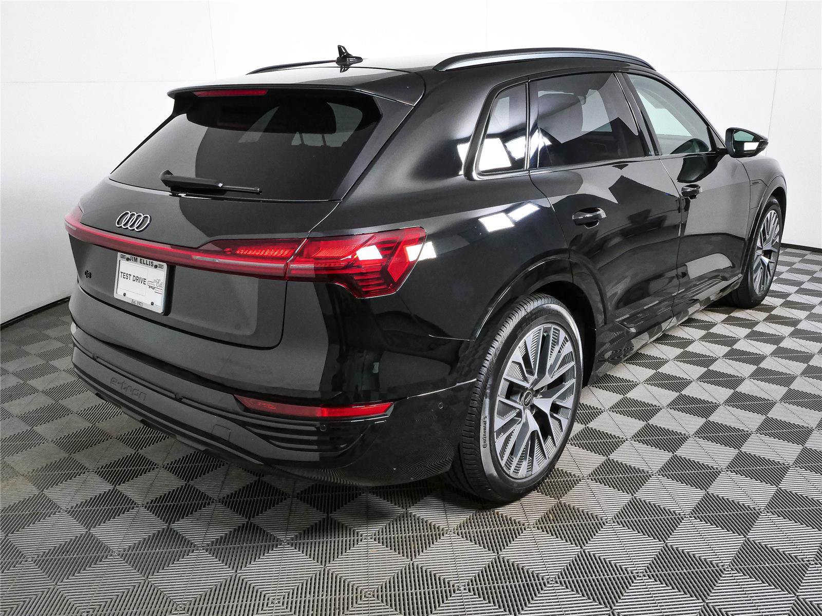 Used 2024 Audi Q8 e-tron Prestige w/ Prestige Package AWD/4WD image 3