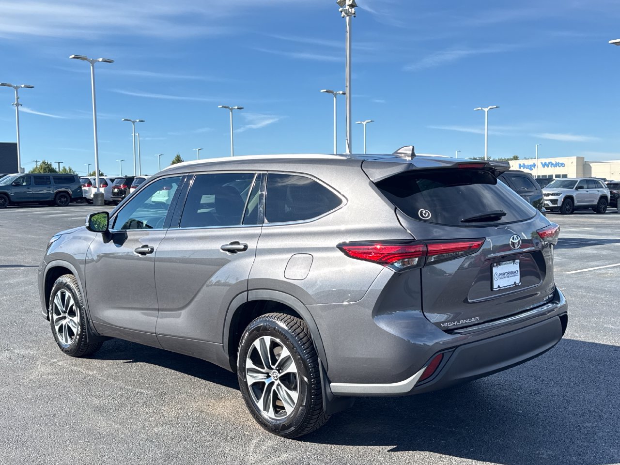 Used 2022 Toyota Highlander XLE AWD/4WD image 4