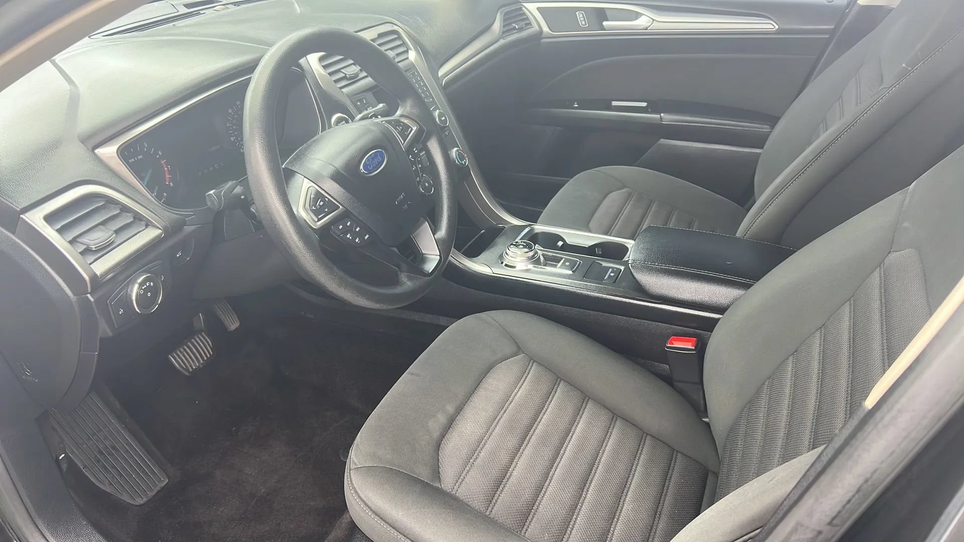 Used 2017 Ford Fusion SE FWD image 14