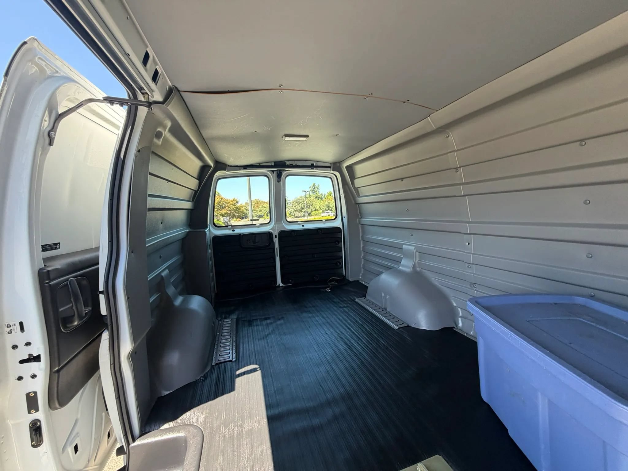 Used 2001 Chevrolet Express 3500 RWD image 18