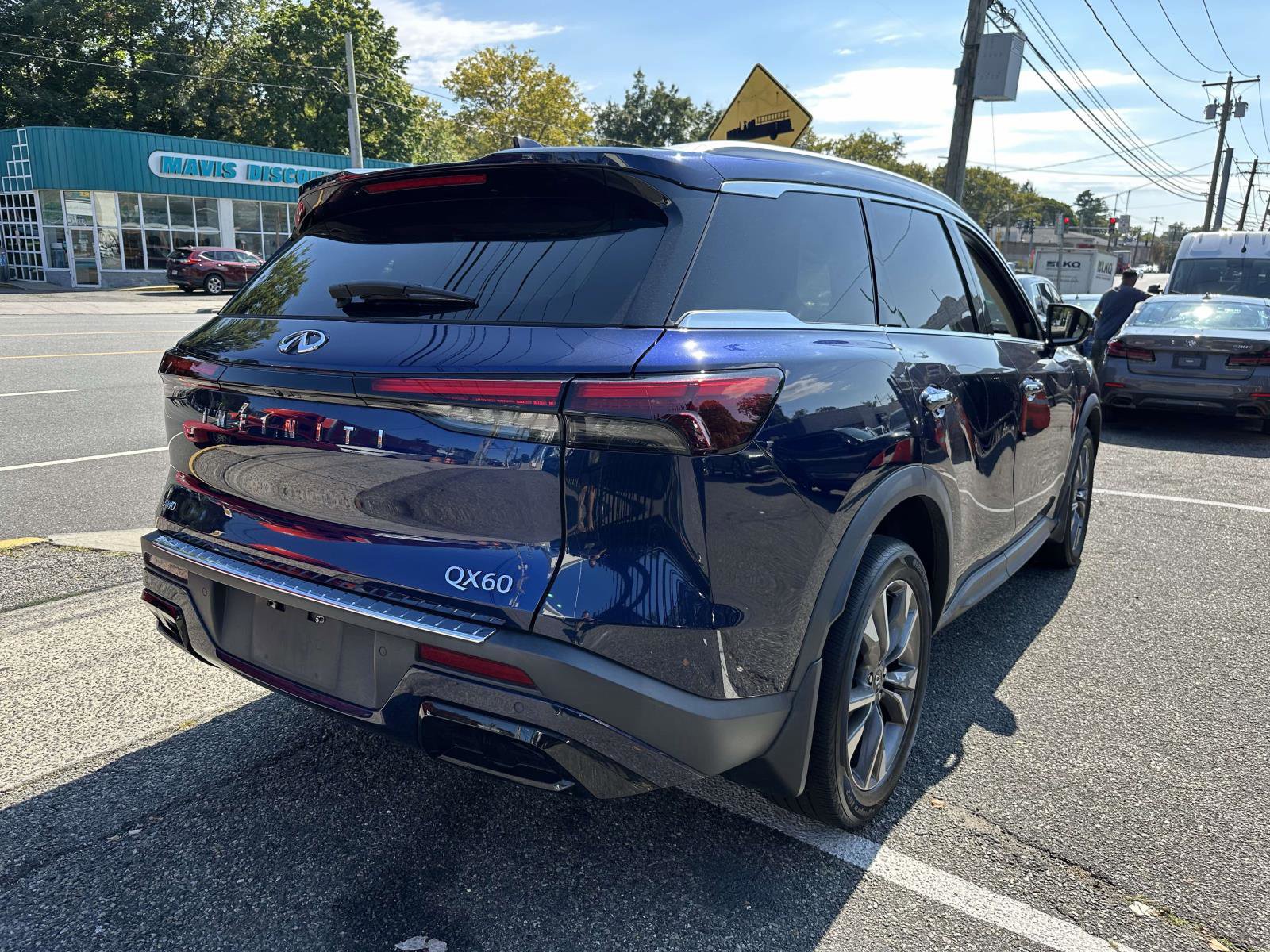 Used 2023 INFINITI QX60 Luxe w/ Cargo Package image 3