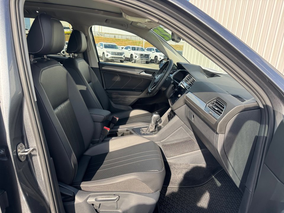 Used 2022 Volkswagen Tiguan SE w/ Panoramic Sunroof Package image 32