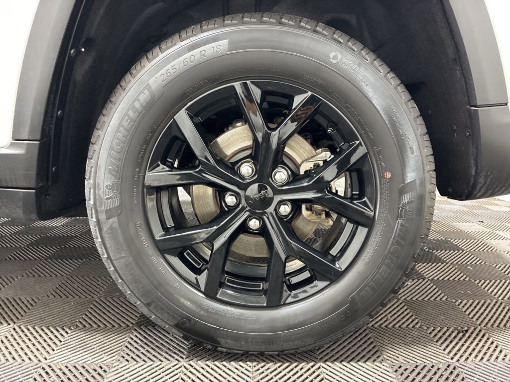 Used 2025 Jeep Grand Cherokee Altitude AWD/4WD image 34