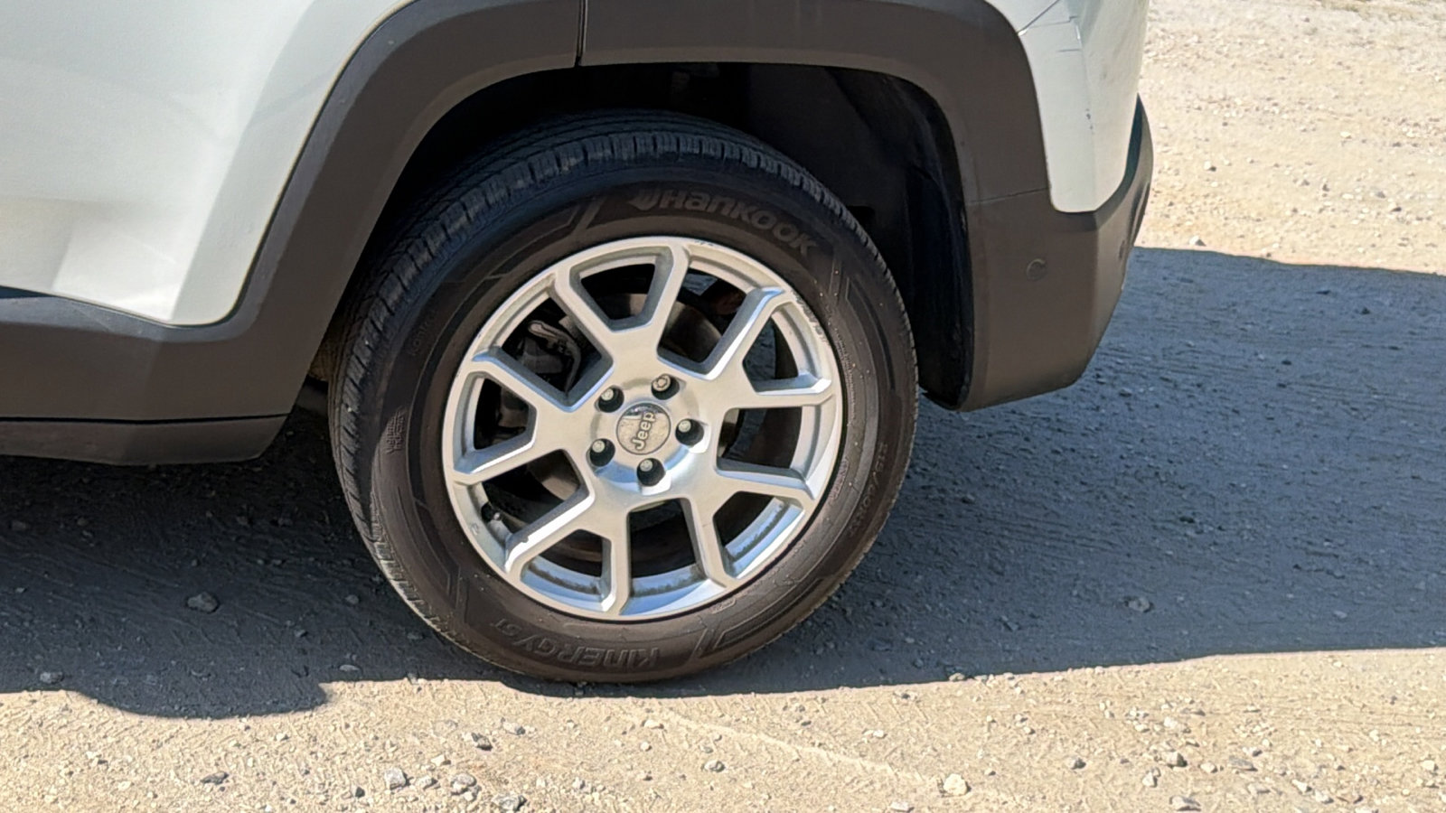 Used 2020 Jeep Renegade Latitude w/ UConnect 8.4 Nav Group AWD/4WD image 12