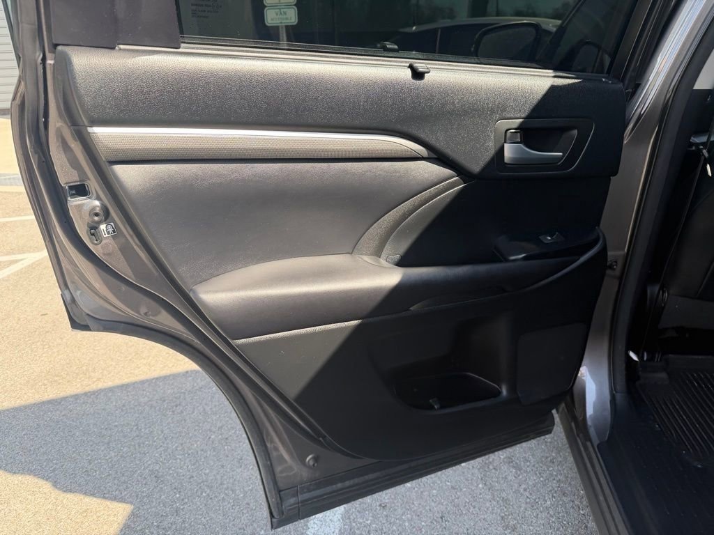 Used 2017 Toyota Highlander SE image 26