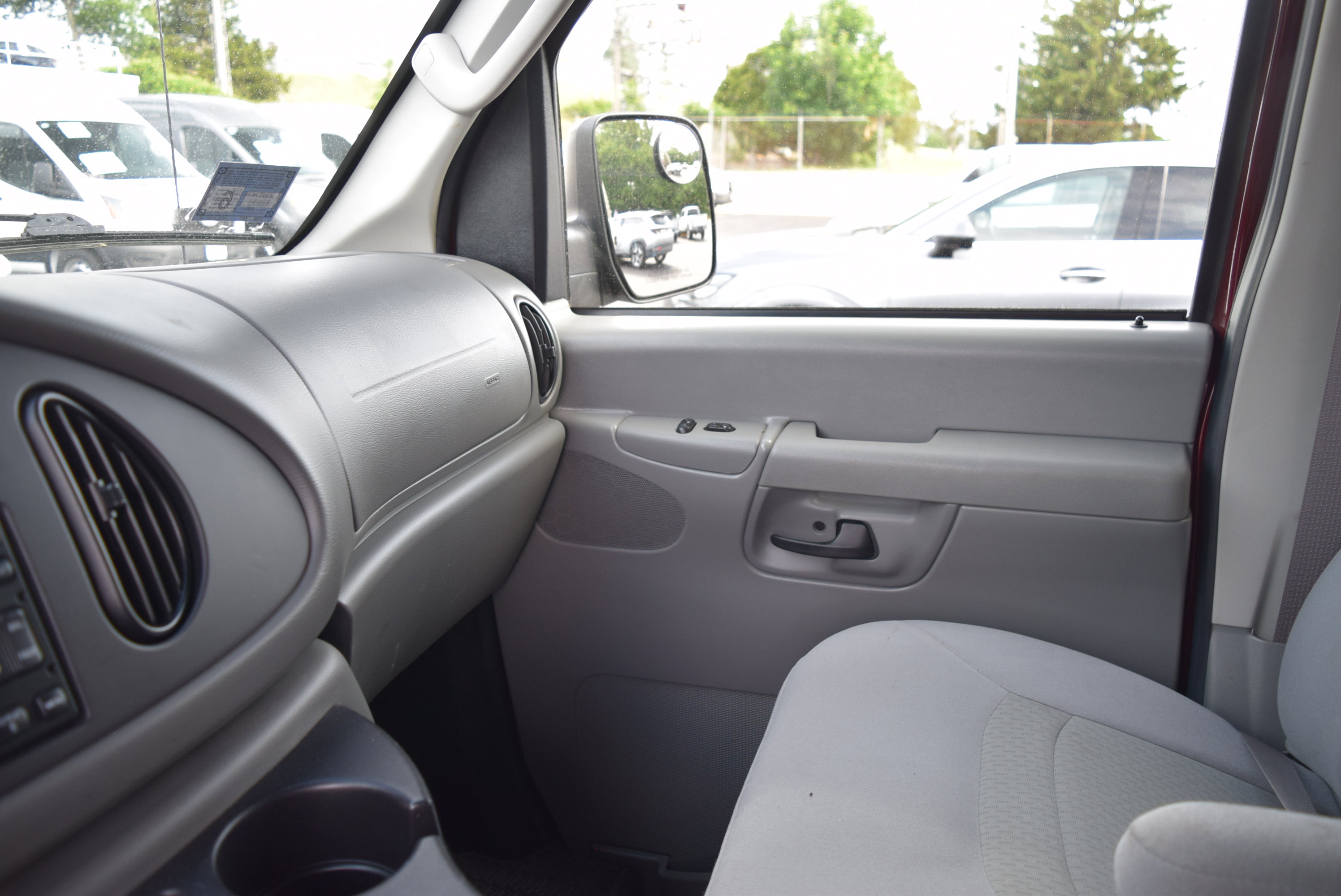 Used 2008 Ford E-350 and Econoline 350 Super Duty Wagon RWD image 18