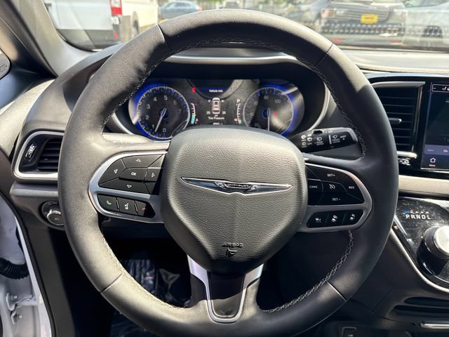 Used 2025 Chrysler Pacifica Select FWD image 19