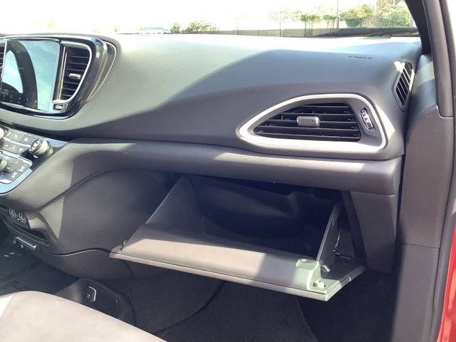 Used 2025 Chrysler Pacifica Select image 41