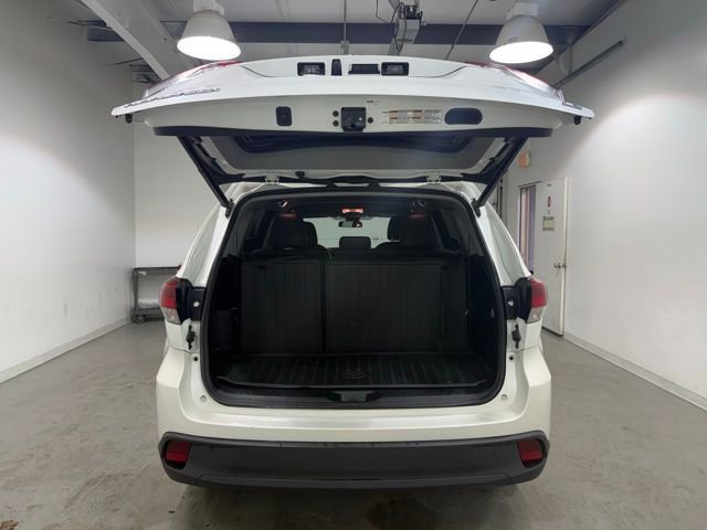 Used 2017 Toyota Highlander Plus FWD image 8