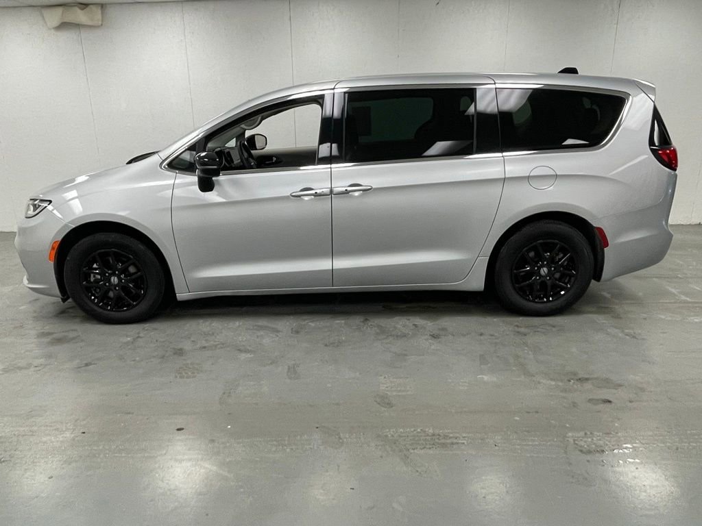 Used 2024 Chrysler Pacifica Touring-L image 2