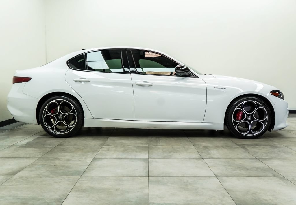 Used 2023 Alfa Romeo Giulia Veloce RWD image 10
