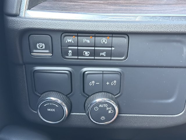 Used 2025 Chevrolet Suburban LT RWD image 18
