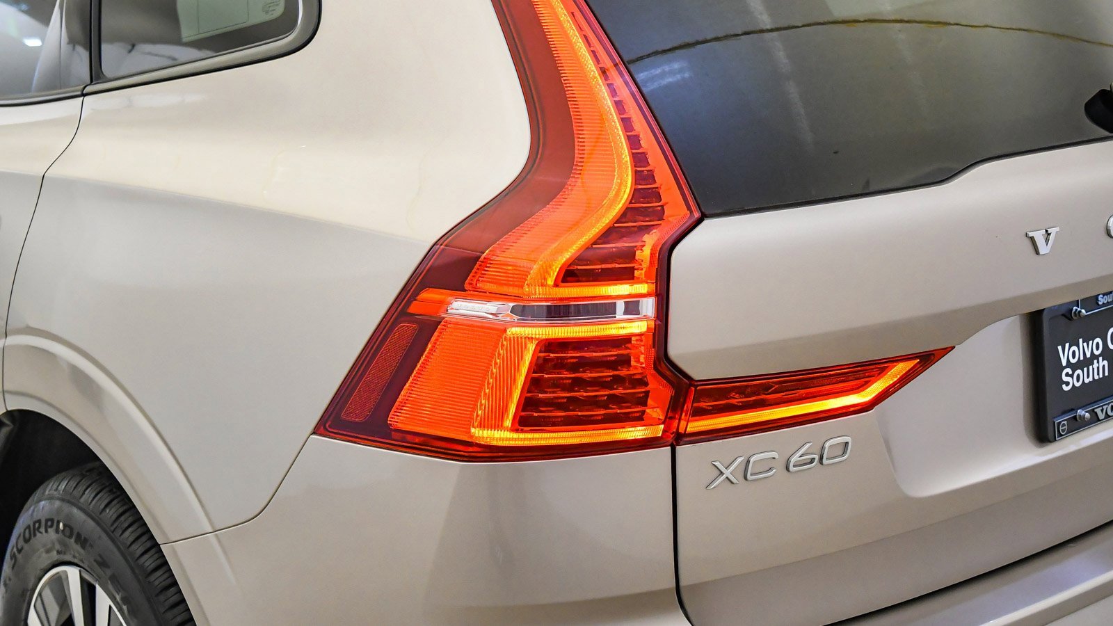 Certified 2025 Volvo XC60 B5 Core image 12