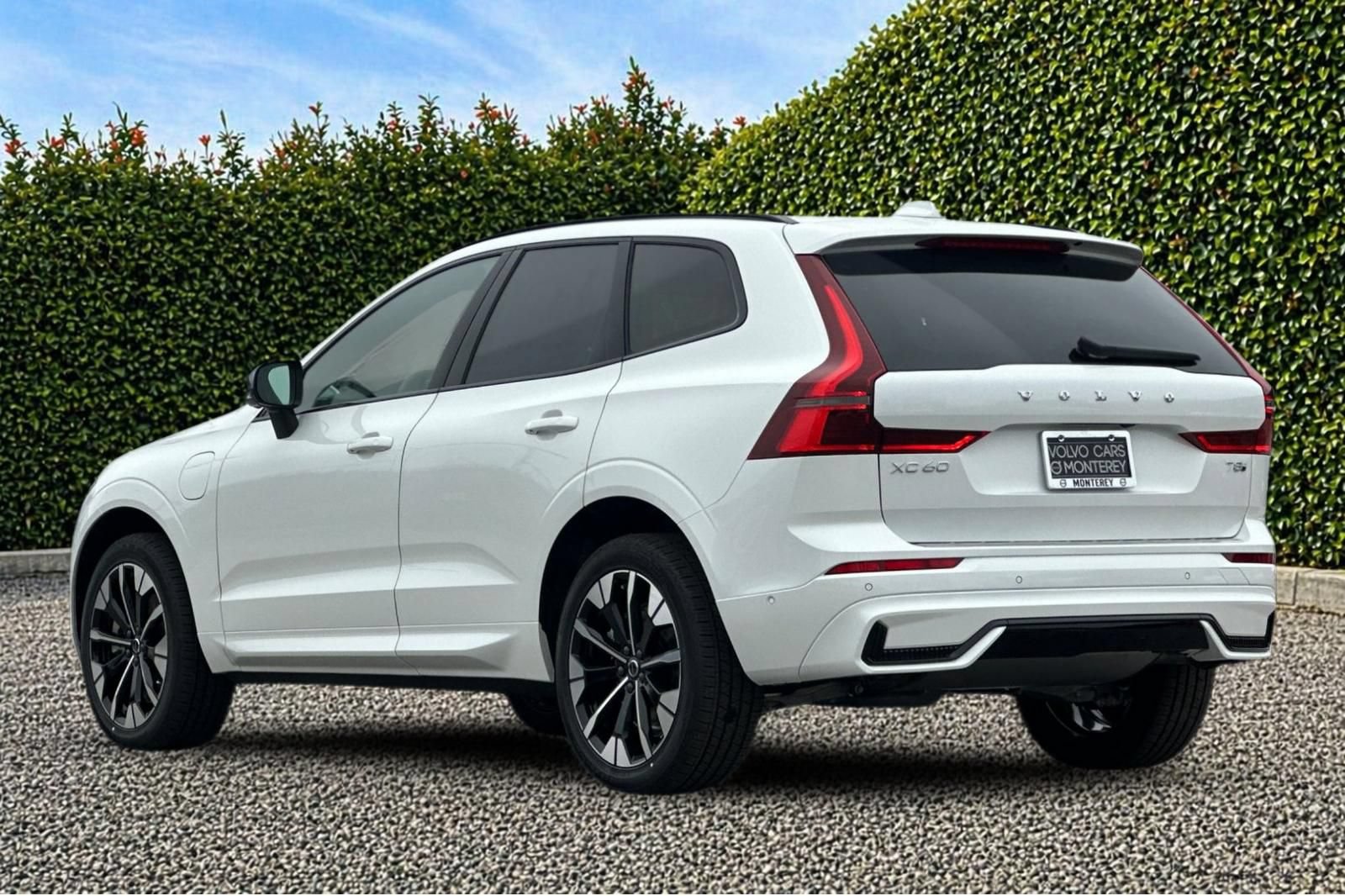 New 2026 Volvo XC60 T8 Plus w/ Climate Package PRO AWD/4WD image 4