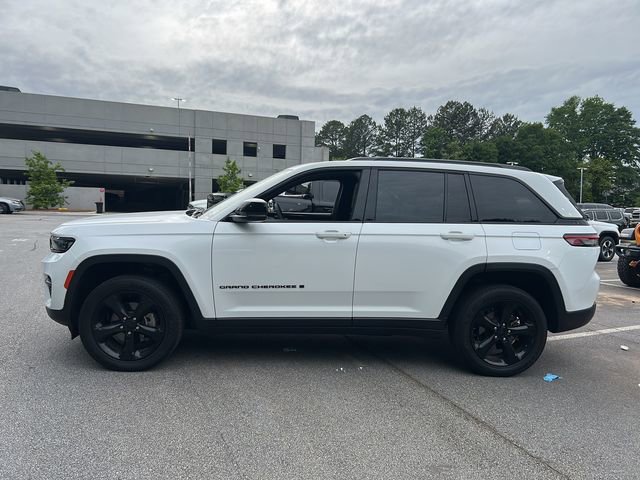Used 2023 Jeep Grand Cherokee Altitude AWD/4WD image 4