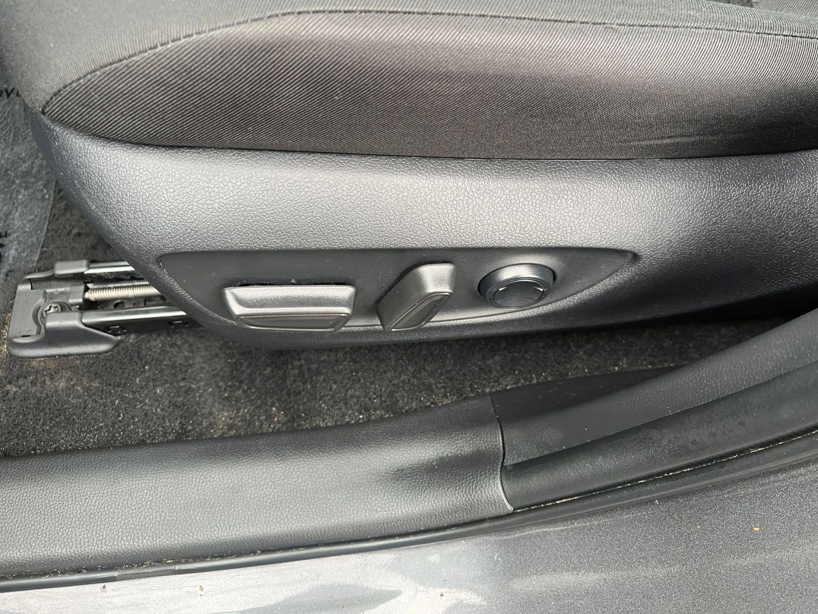 Used 2025 Toyota RAV4 XLE w/ Convenience Package image 22