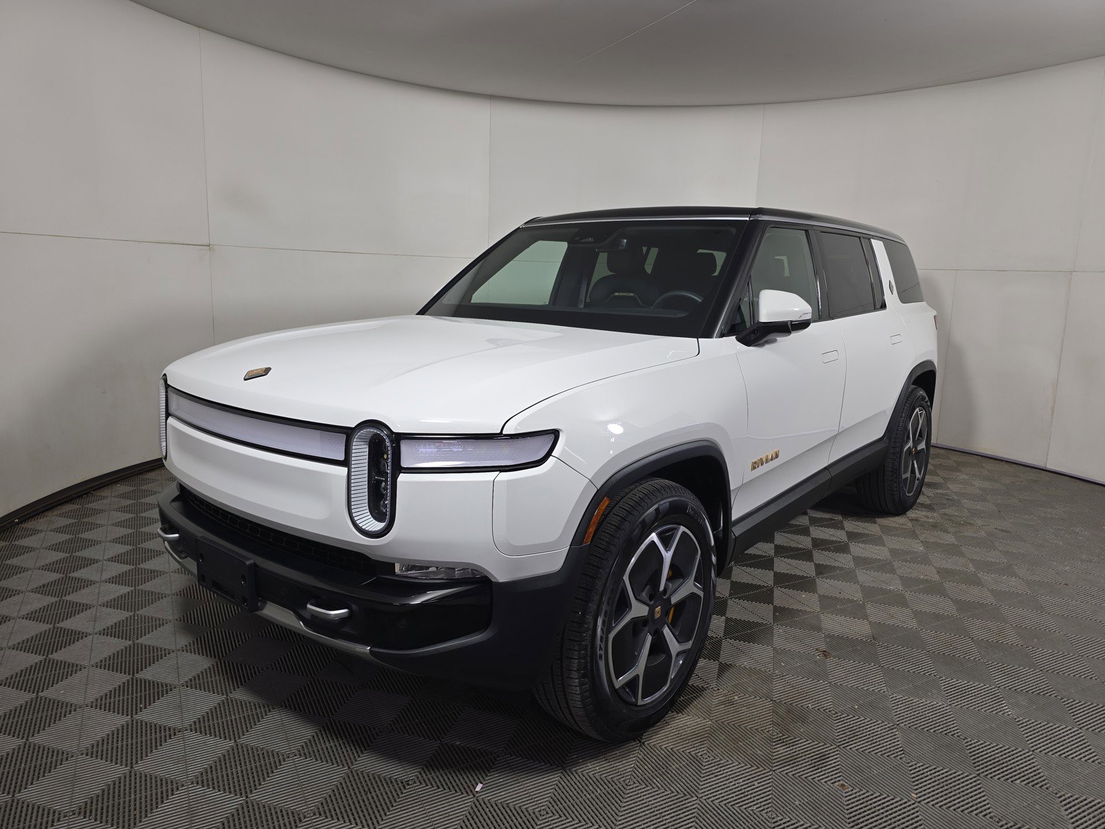 Used 2024 Rivian R1S Adventure AWD/4WD image 1