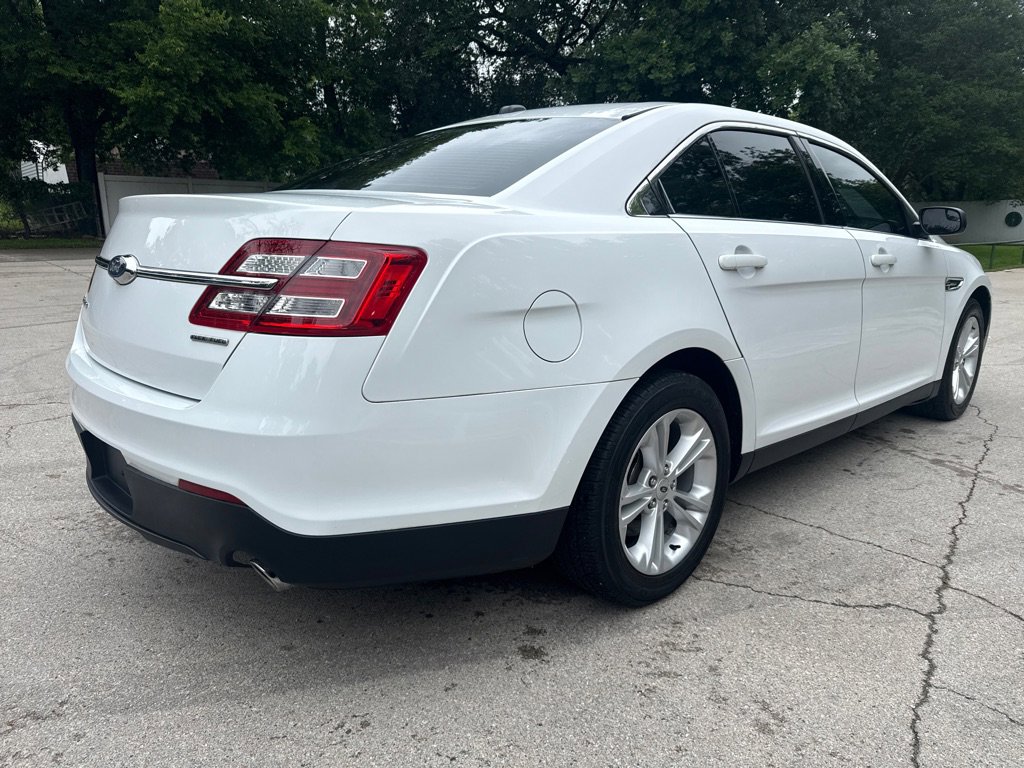 Used 2017 Ford Taurus SE FWD image 12