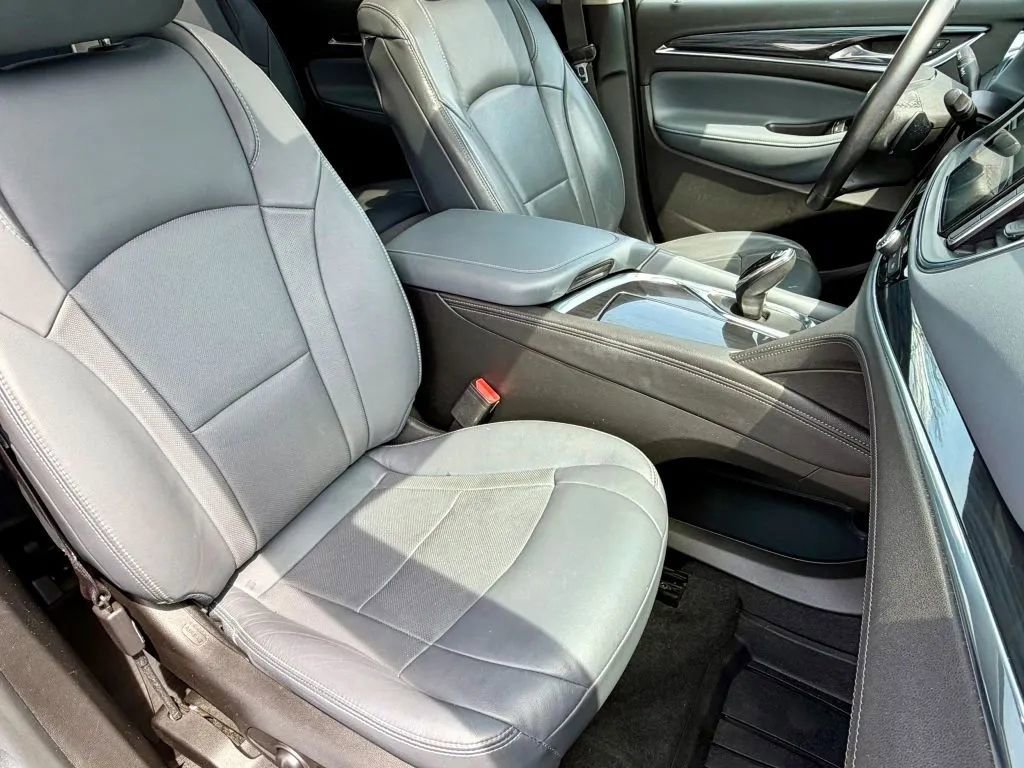 Used 2018 Buick Enclave Essence AWD/4WD image 17