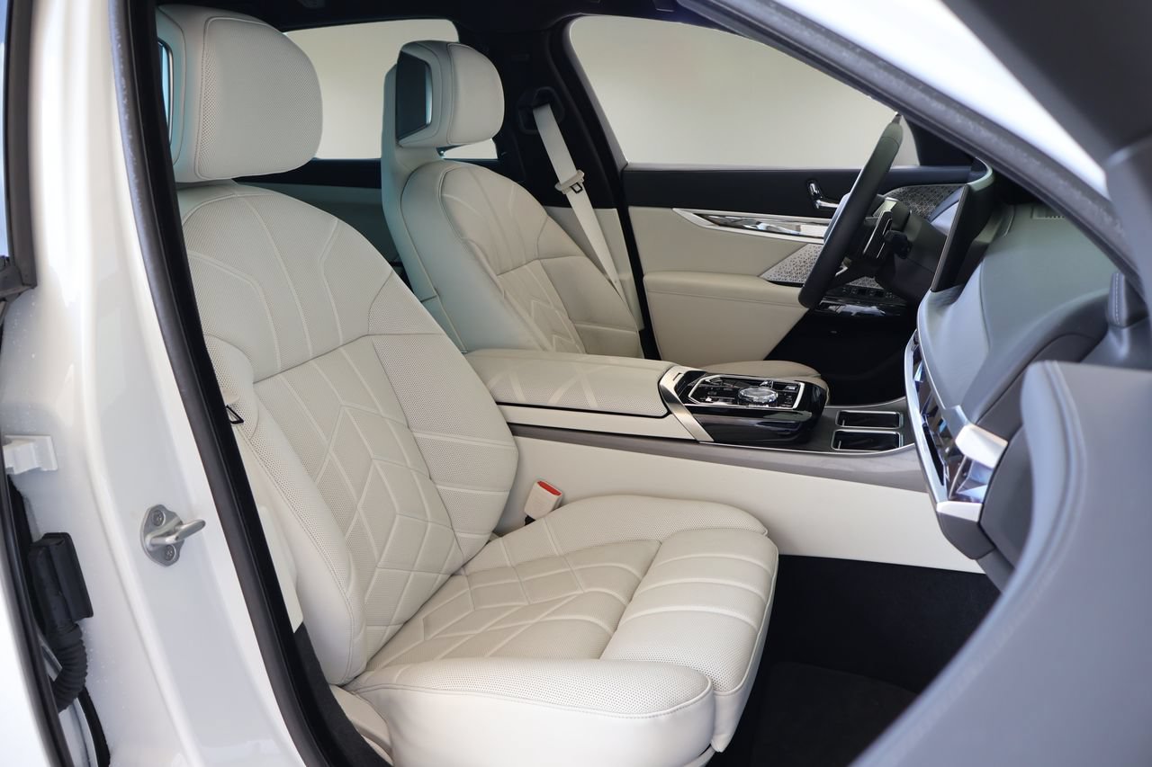 Used 2025 BMW 760i xDrive w/ Executive Package AWD/4WD image 15