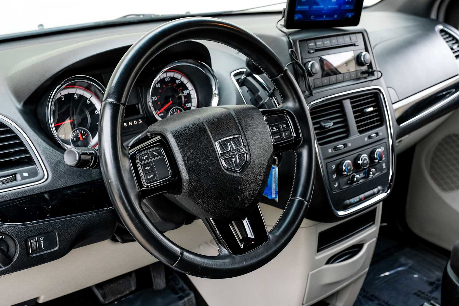 Used 2016 Dodge Grand Caravan SE image 18