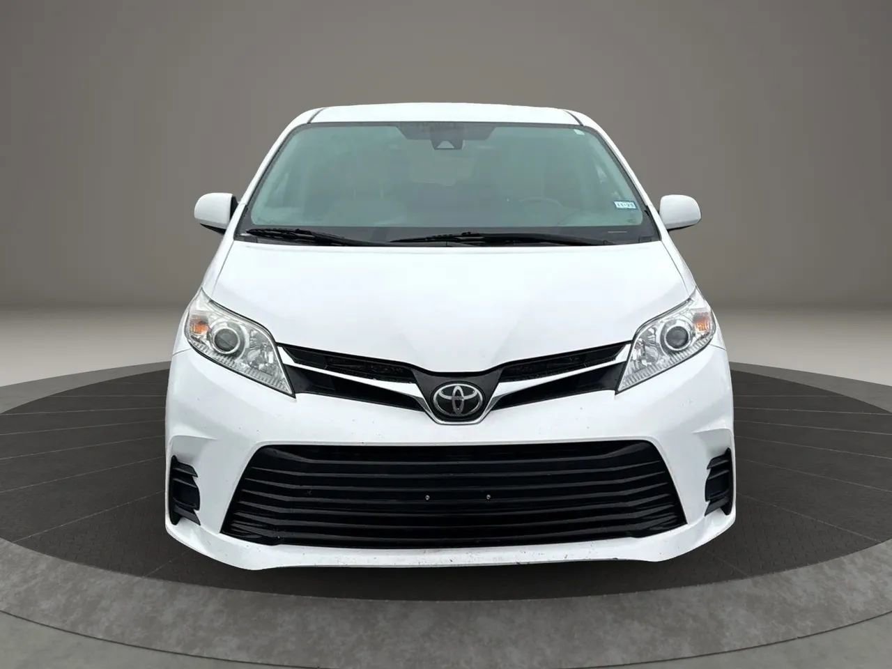 Used 2018 Toyota Sienna LE image 9