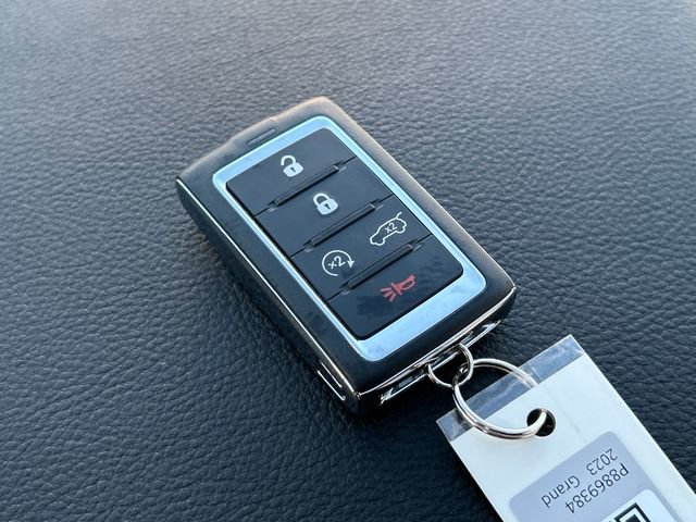 Used 2023 Jeep Grand Cherokee L Laredo image 34