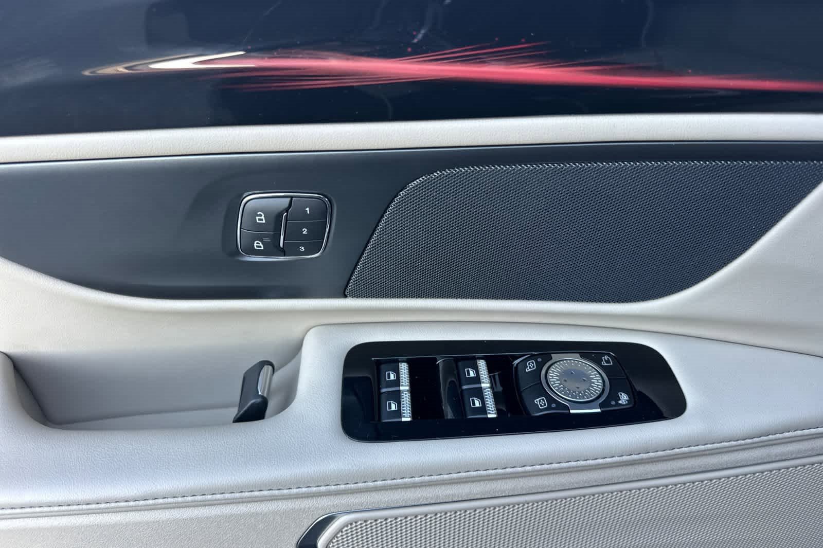 Used 2025 Lincoln Nautilus Premier image 12