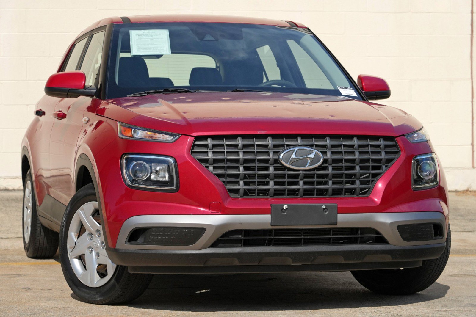 Used 2020 Hyundai Venue SE FWD image 2