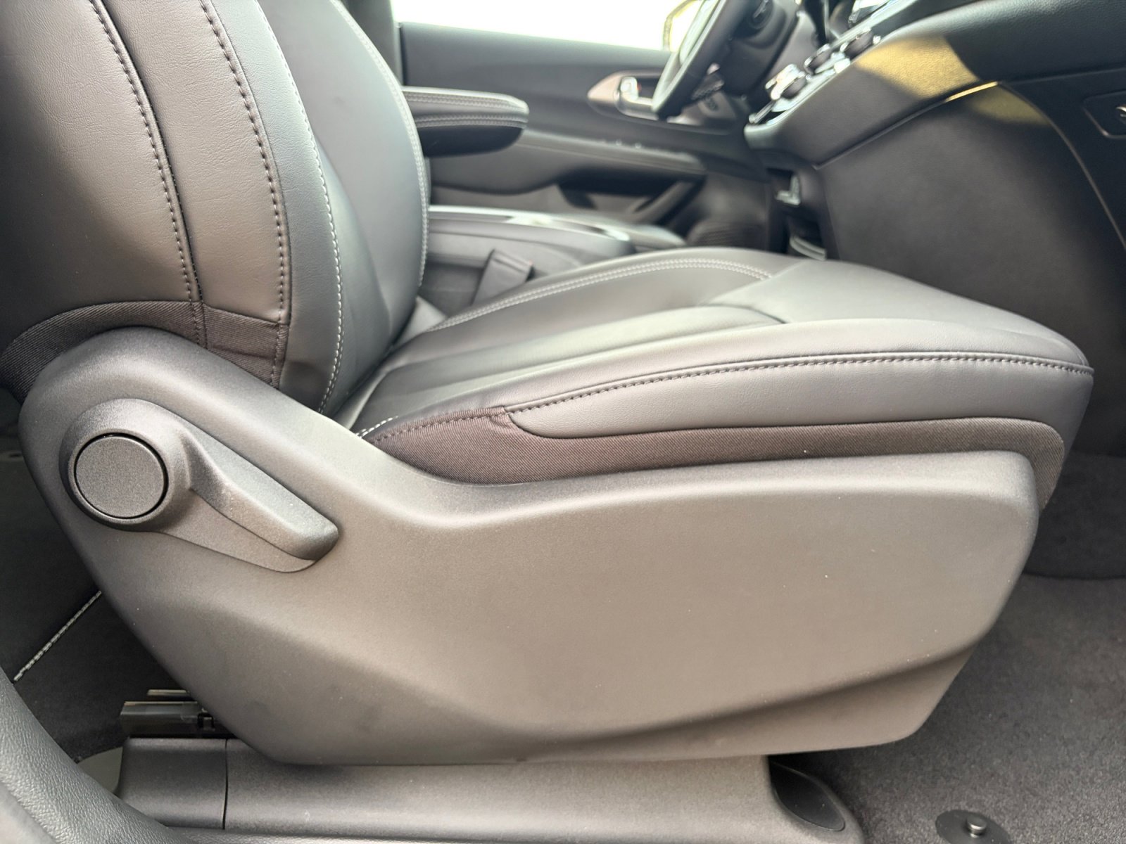 New 2026 Chrysler Pacifica Select AWD/4WD image 34