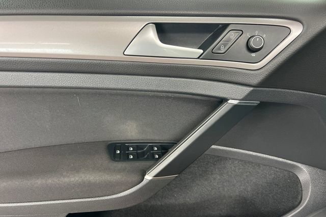 Used 2016 Volkswagen e-Golf SE image 12