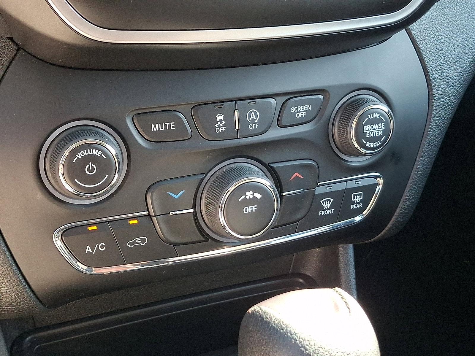 Used 2019 Jeep Cherokee Latitude w/ Popular Appearance Group AWD/4WD image 15
