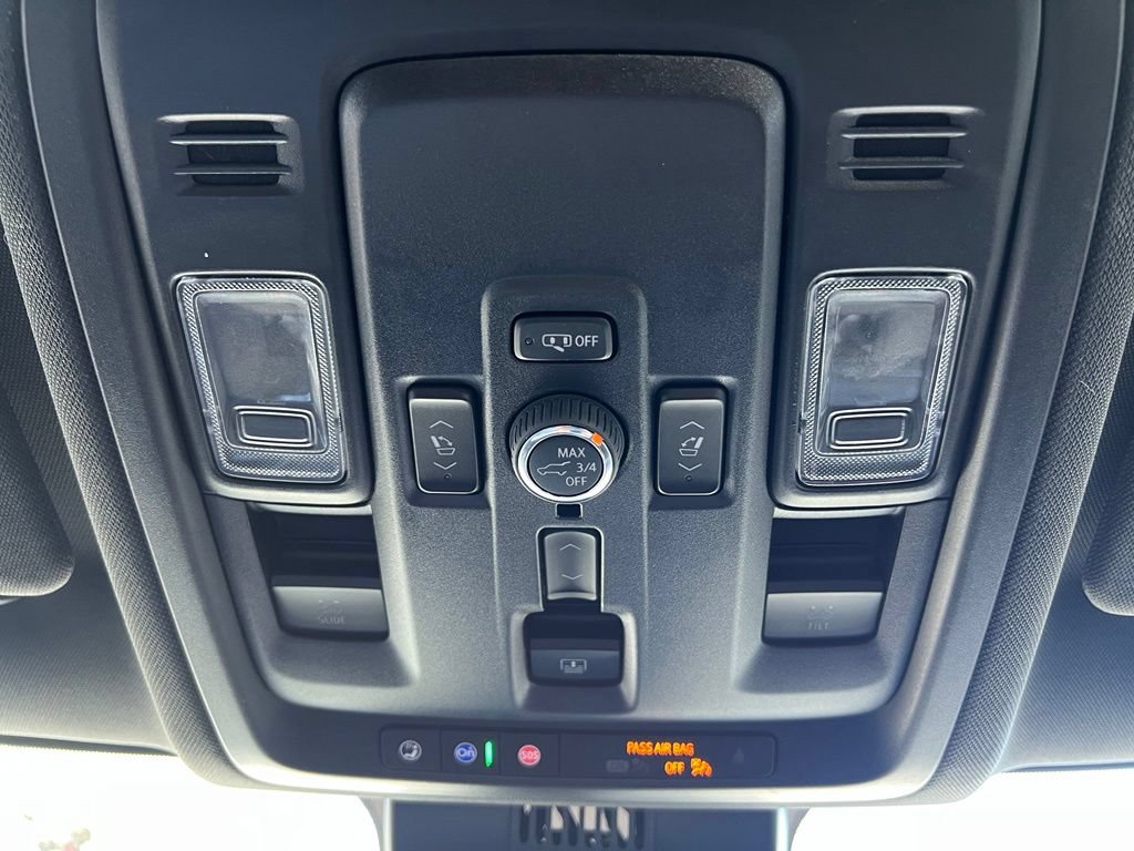 Used 2025 Chevrolet Tahoe High Country AWD/4WD image 31