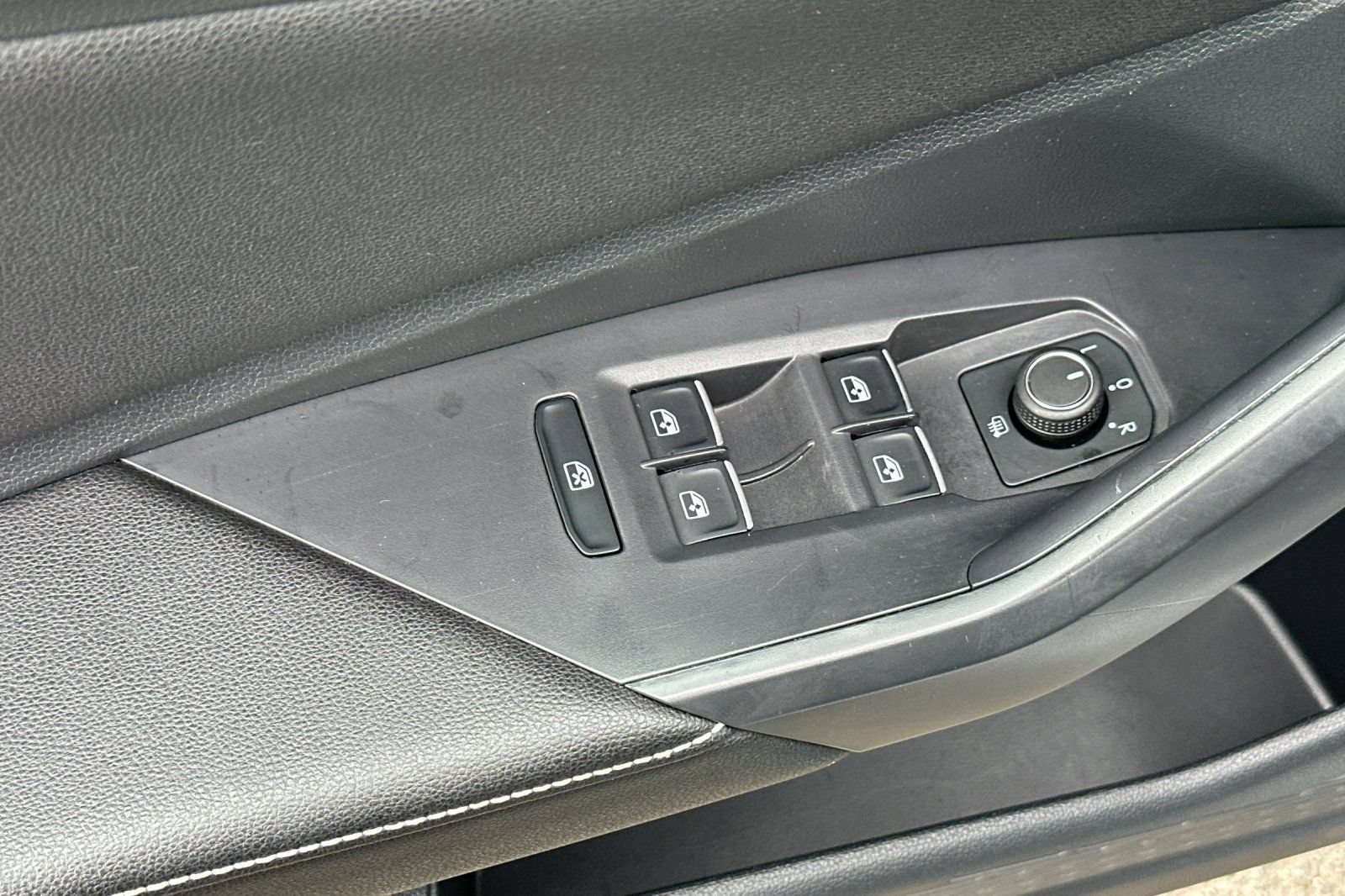 Used 2024 Volkswagen Jetta SE FWD image 12
