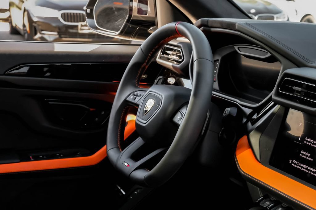 Used 2025 Lamborghini Urus SE AWD/4WD image 11