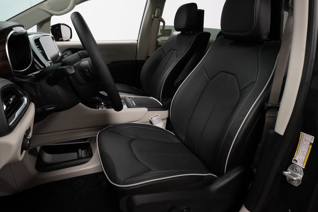 New 2023 Chrysler Pacifica Limited w/ Uconnect Theater Family Group image 15