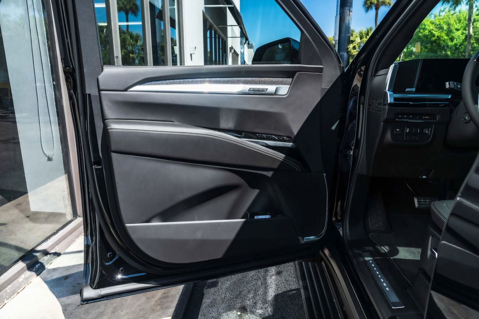 Used 2026 Cadillac Escalade ESV V w/ LPO, ONYX Package image 16