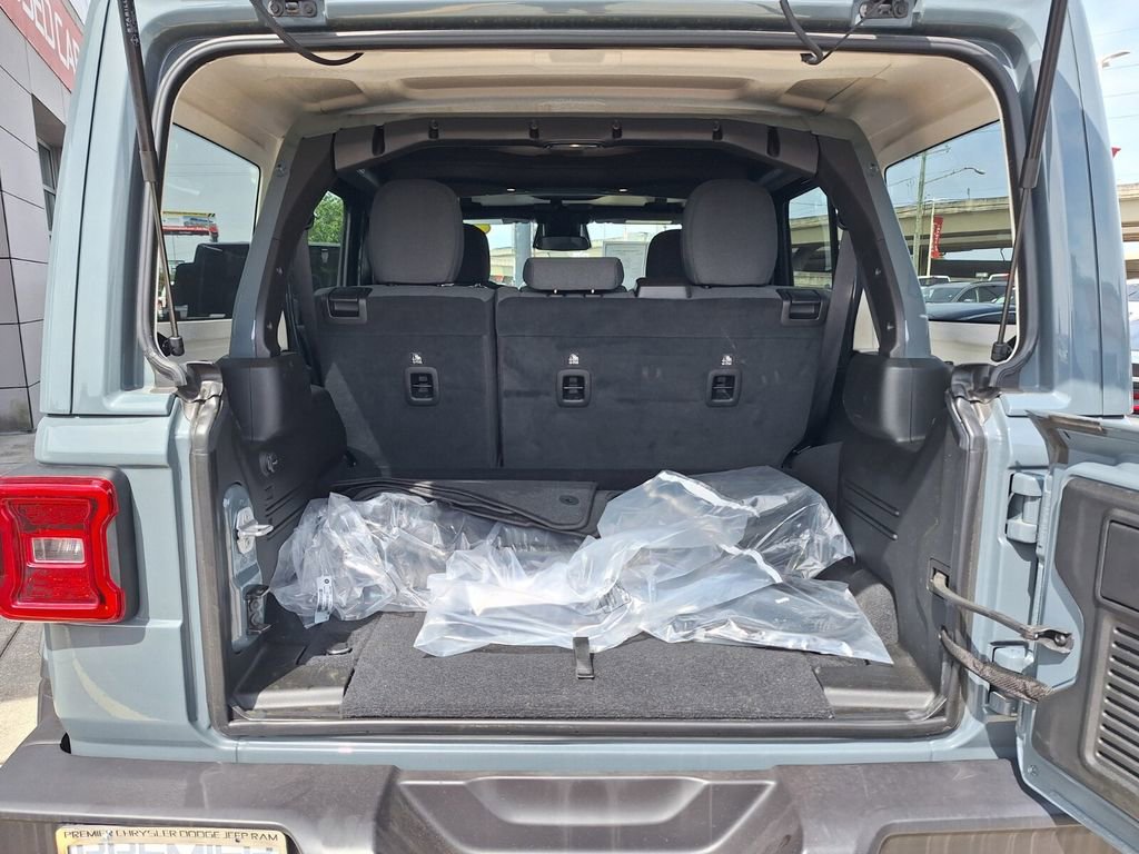 Used 2025 Jeep Wrangler Unlimited Sahara w/ Safety Group AWD/4WD image 24