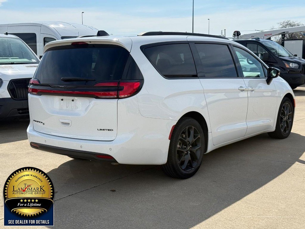 Used 2025 Chrysler Pacifica Limited FWD image 5