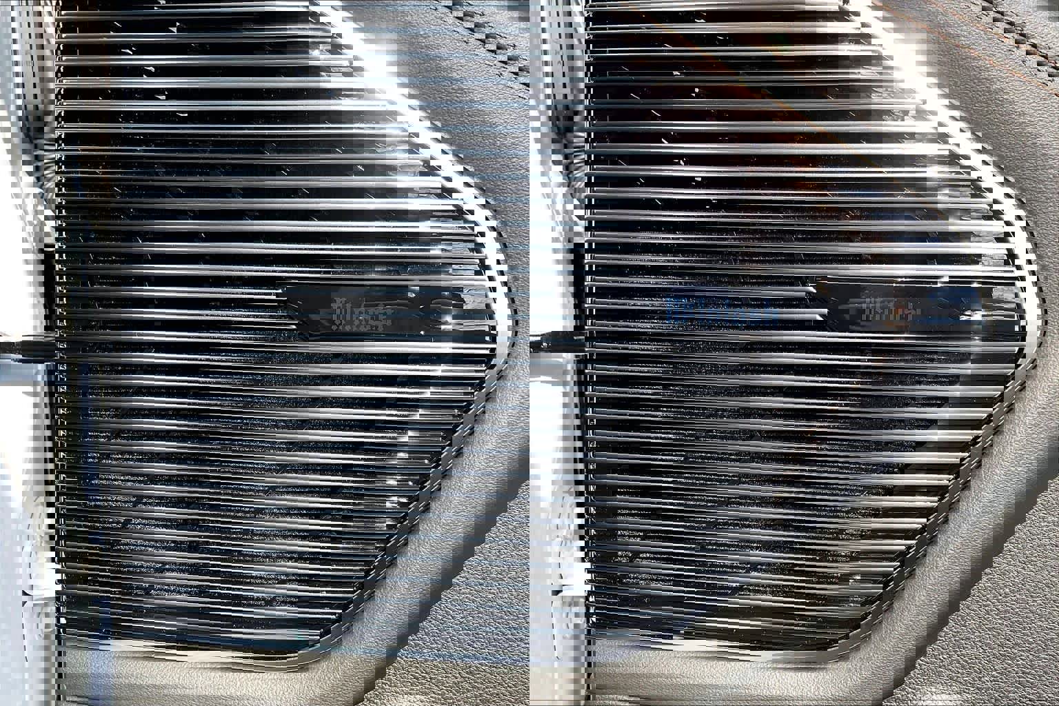 Used 2025 Jeep Grand Cherokee Summit w/ Obsidian Package image 34