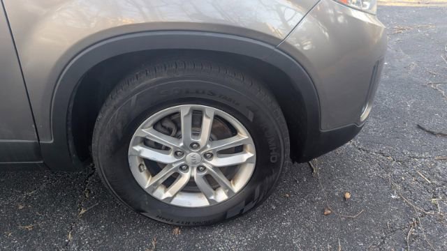 Used 2015 Kia Sorento LX image 11