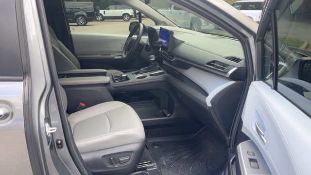 Used 2026 Toyota Sienna XLE FWD image 11