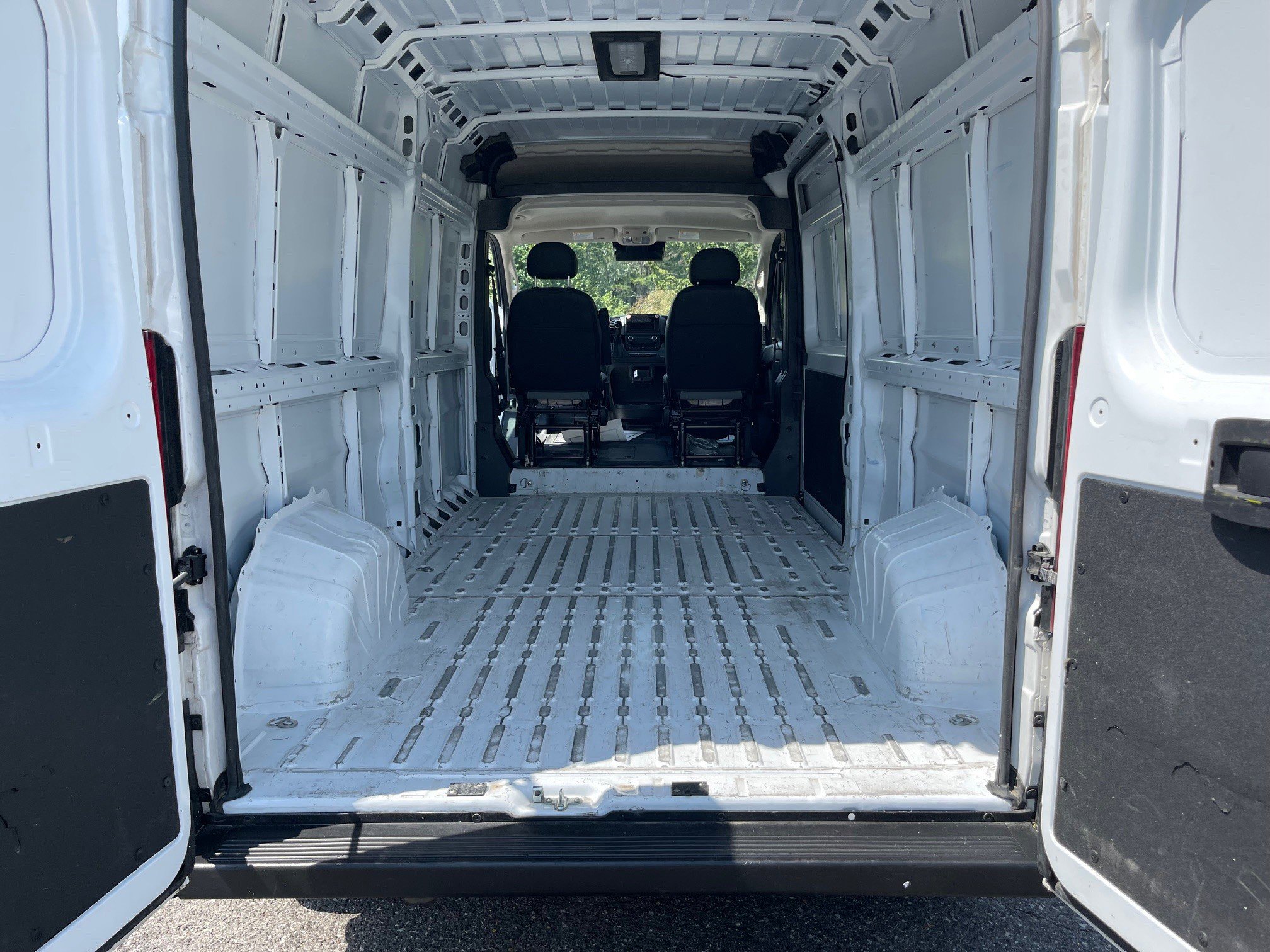 Used 2025 RAM ProMaster 2500 w/ Convenience Group image 9