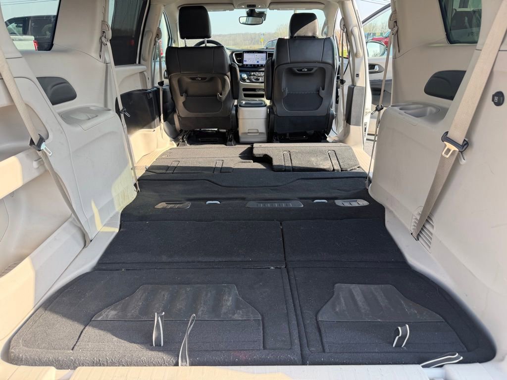 Used 2023 Chrysler Pacifica Touring-L image 8